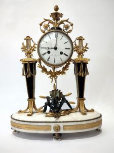 OROLOGIO A PENDOLO LUIGI XVI IN MARMO E BRONZI DORATI FINE DEL XVIII SECOLO